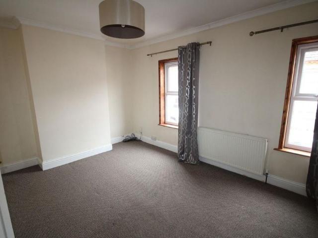 3 bedroom end of terrace house to rent