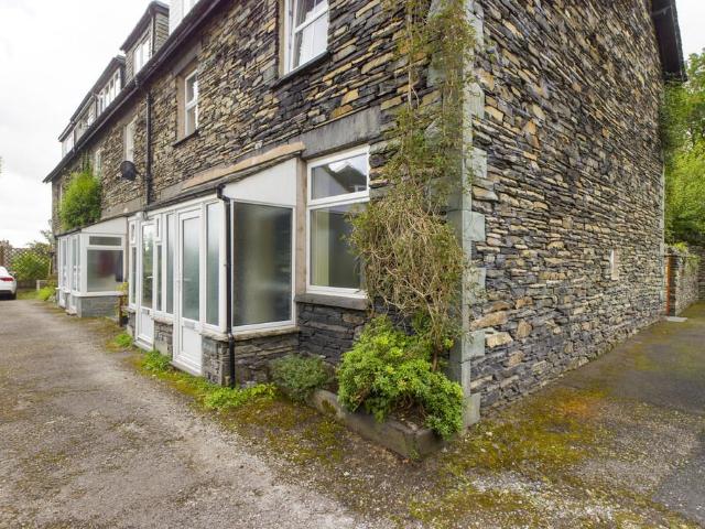 3 bedroom end of terrace house to rent