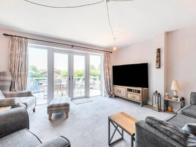 3 bedroom end of terrace house to rent