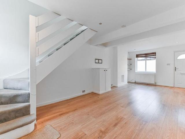 3 bedroom end of terrace house to rent
