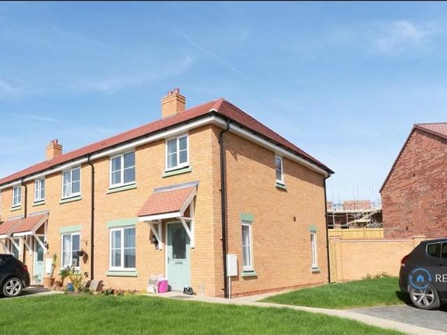 3 bedroom end of terrace house to rent
