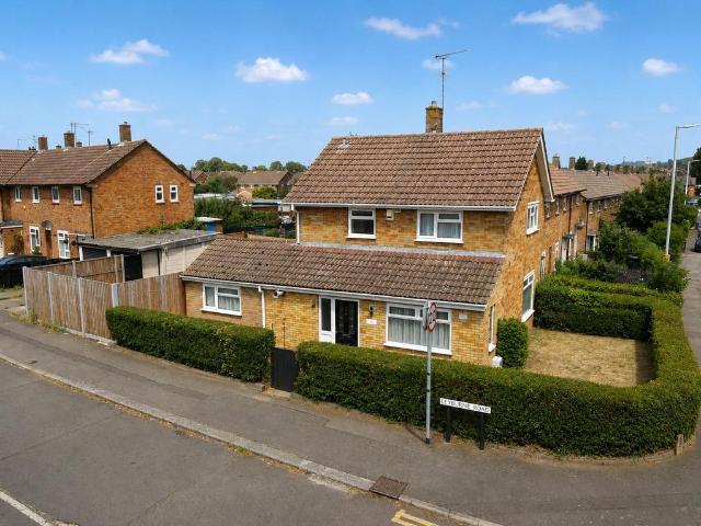 3 bedroom end of terrace house to rent