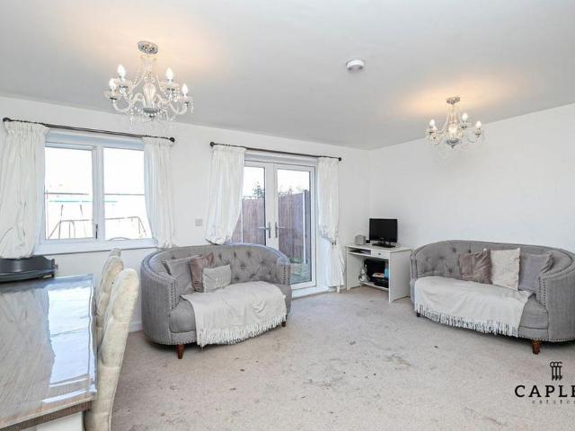 3 bedroom end of terrace house to rent