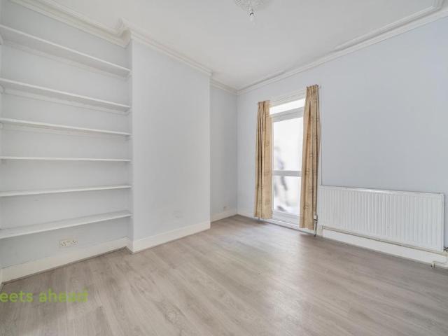3 bedroom end of terrace house to rent