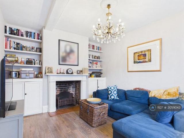3 bedroom end of terrace house to rent