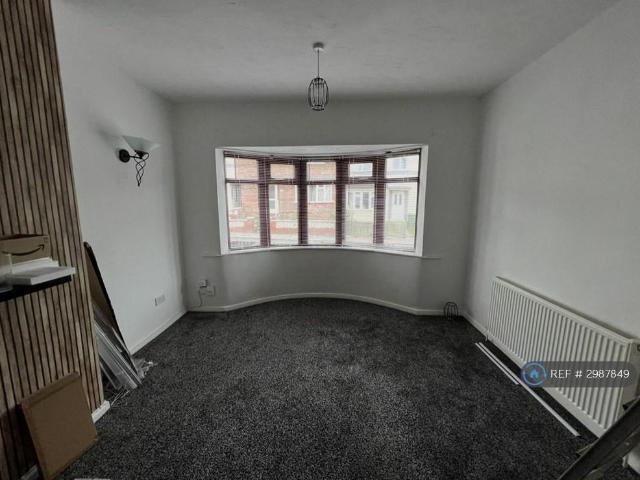 3 bedroom end of terrace house to rent
