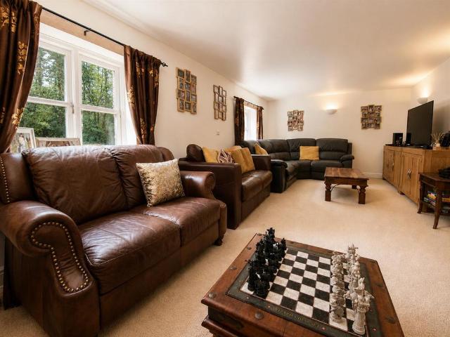 3 bedroom end of terrace house to rent