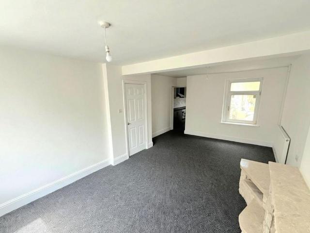 3 bedroom end of terrace house to rent