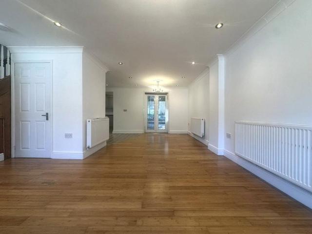 3 bedroom end of terrace house to rent
