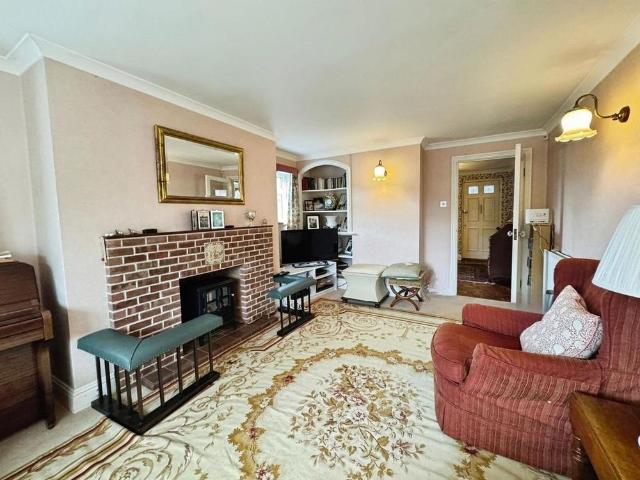3 bedroom end of terrace house to rent