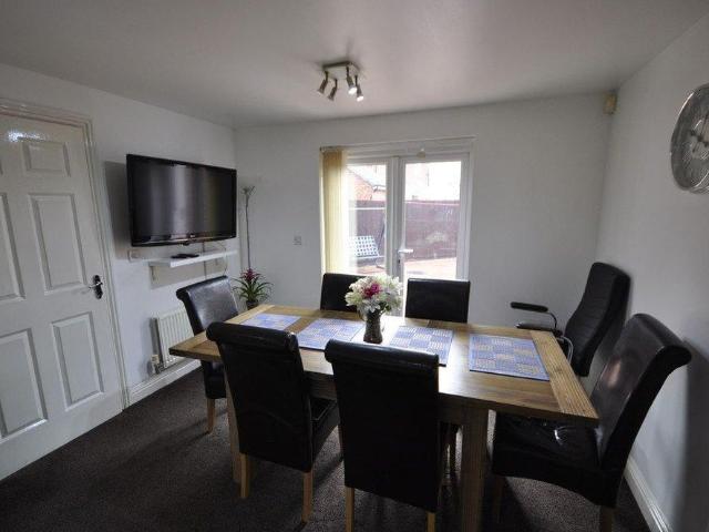 3 bedroom end of terrace house to rent