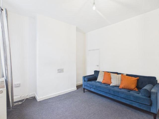 3 bedroom end of terrace house to rent