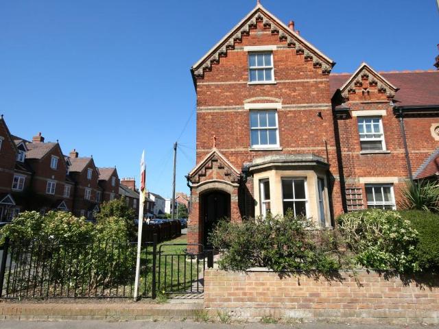 3 bedroom end of terrace house to rent