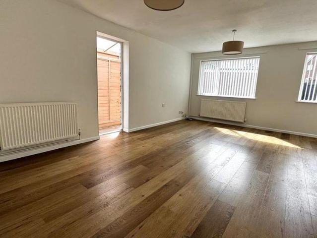 3 bedroom end of terrace house to rent