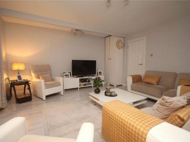 3 bedroom end of terrace house to rent