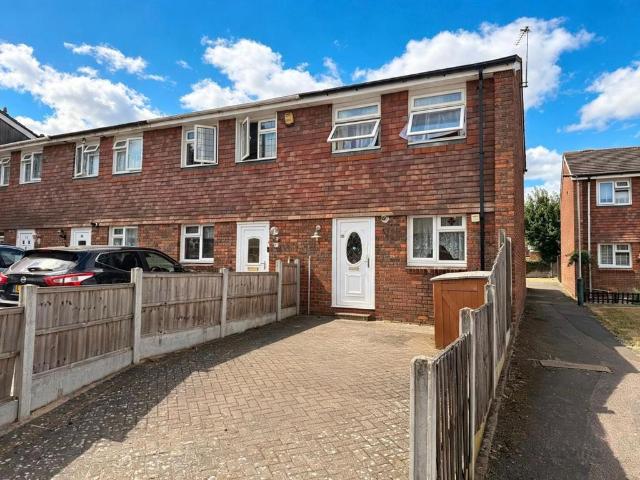 3 bedroom end of terrace house to rent