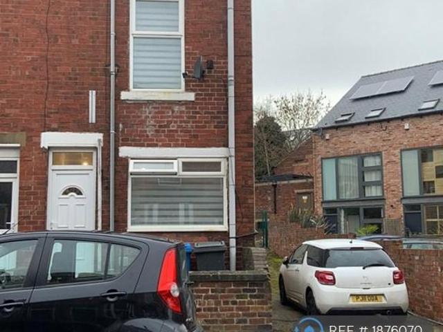 3 bedroom end of terrace house to rent