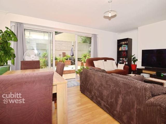 3 bedroom end of terrace house to rent