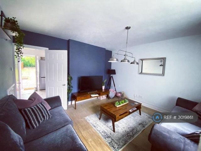 3 bedroom end of terrace house to rent