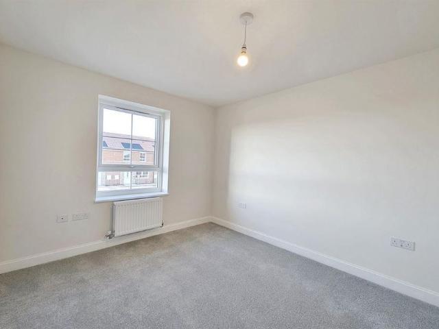 3 bedroom end of terrace house to rent