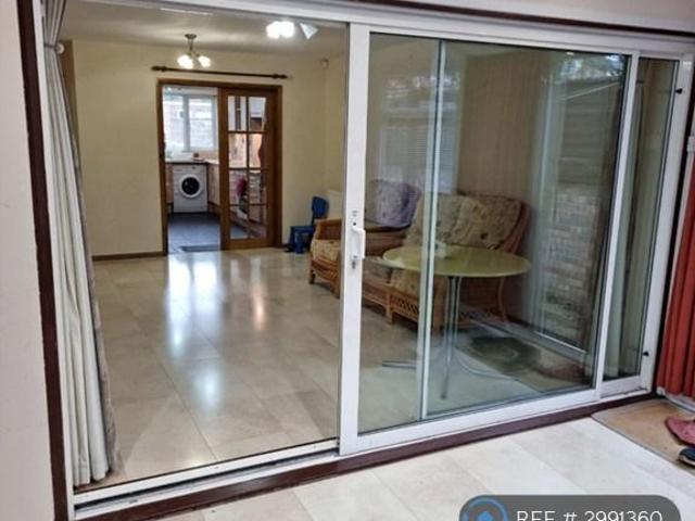 3 bedroom end of terrace house to rent