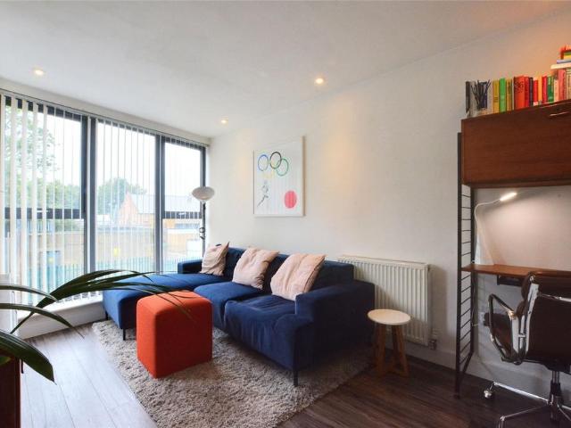 3 bedroom end of terrace house to rent