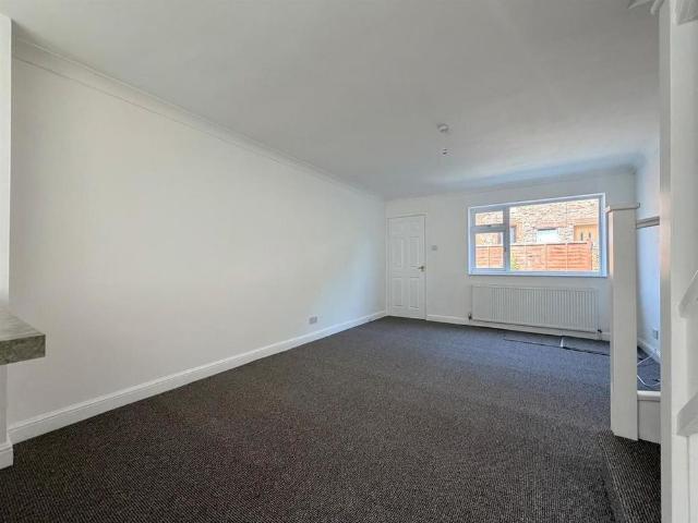 3 bedroom end of terrace house to rent