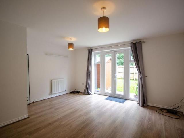 3 bedroom end of terrace house to rent