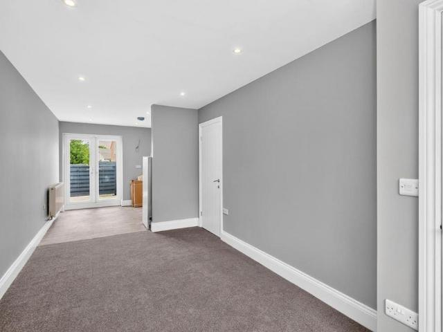 3 bedroom end of terrace house to rent