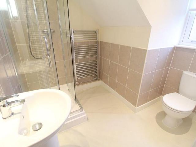 3 bedroom end of terrace house to rent