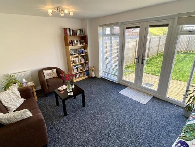 3 bedroom end of terrace house to rent