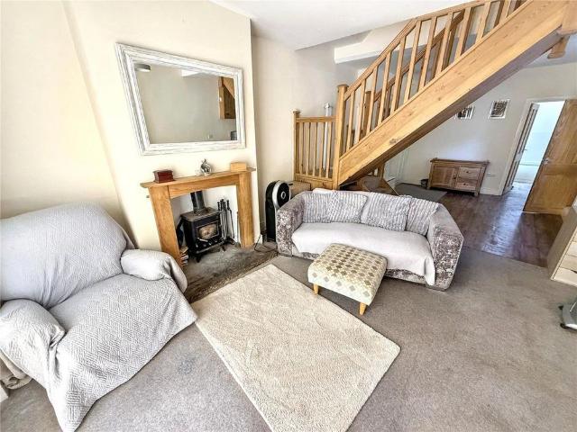 3 bedroom end of terrace house to rent