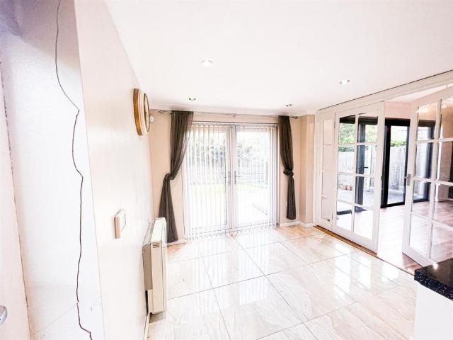 3 bedroom end of terrace house to rent