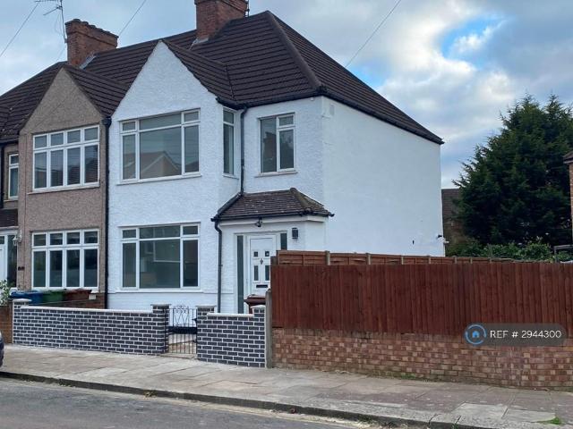 3 bedroom end of terrace house to rent