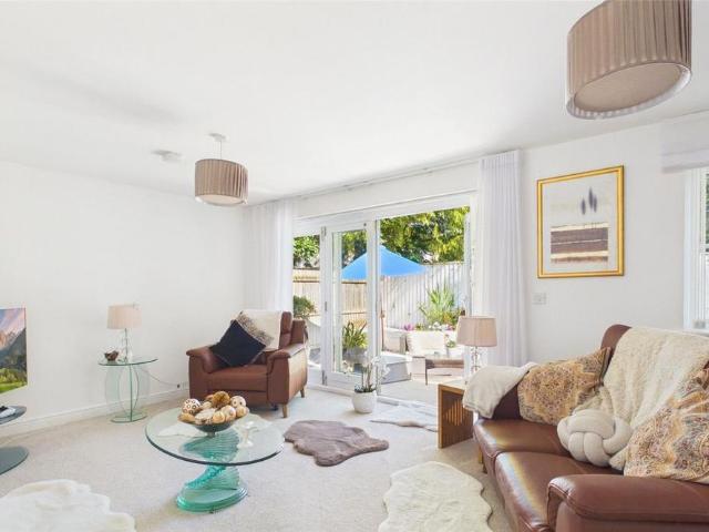 3 bedroom end of terrace house to rent