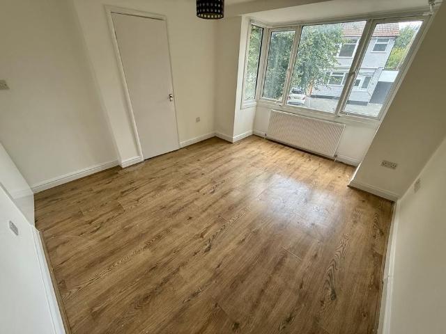 3 bedroom end of terrace house to rent