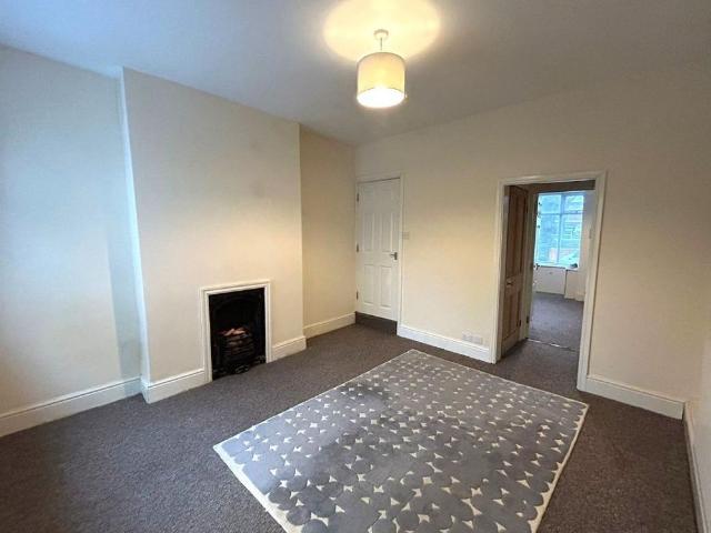 3 bedroom end of terrace house to rent