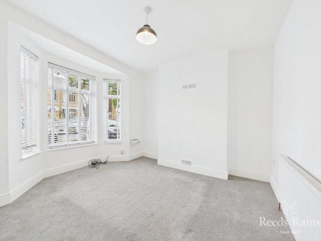 3 bedroom end of terrace house to rent