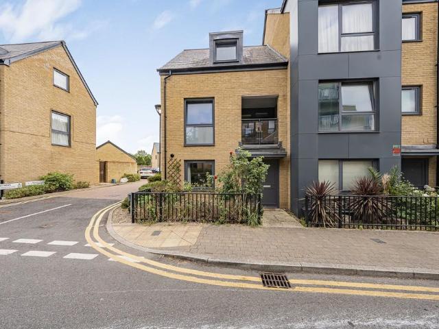 3 bedroom end of terrace house to rent