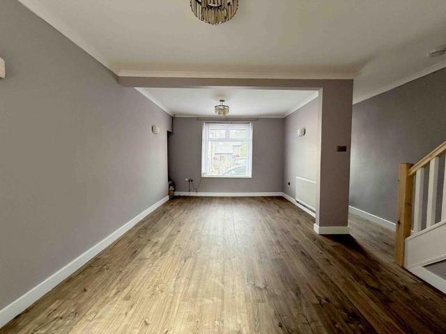3 bedroom end of terrace house to rent