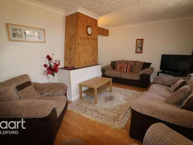 3 bedroom end of terrace house to rent