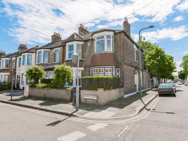 3 bedroom end of terrace house to rent