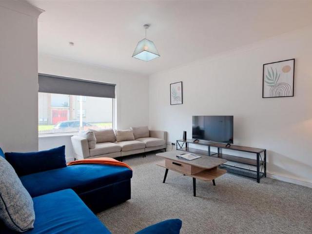 3 bedroom end of terrace house to rent