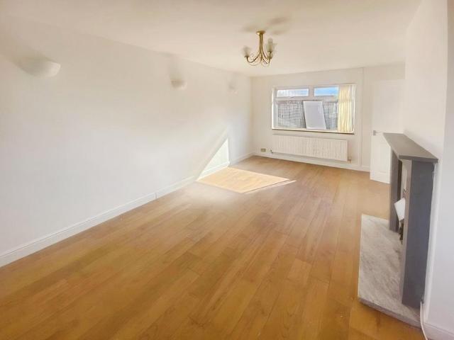 3 bedroom end of terrace house to rent
