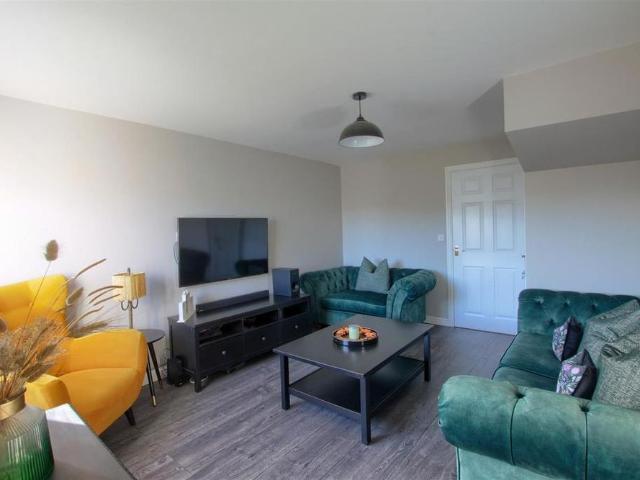 3 bedroom end of terrace house to rent