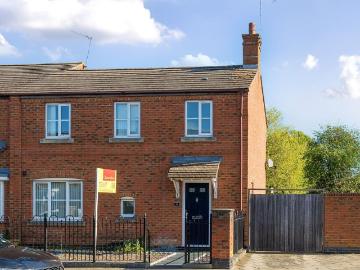 3 bedroom end of terrace house to rent