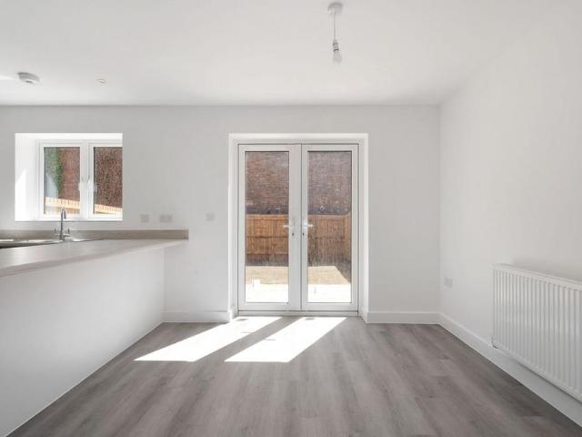 3 bedroom end of terrace house to rent