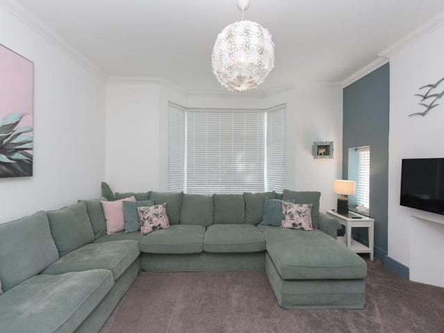 3 bedroom end of terrace house to rent