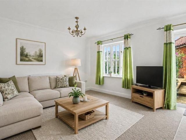 3 bedroom end of terrace house to rent