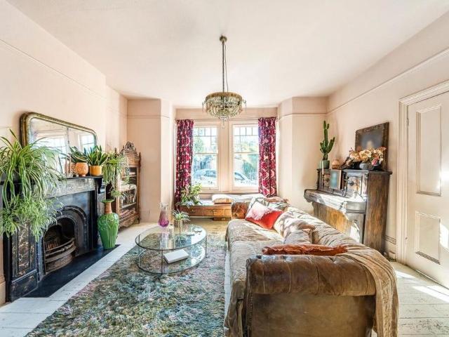 3 bedroom end of terrace house to rent